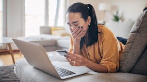 Como evitar cair em golpes ao verificar valores a receber